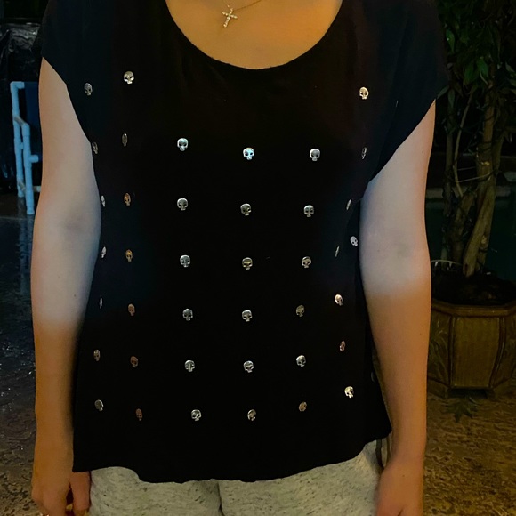 Skull shirt - skull cut out in back! - Picture 2 of 4